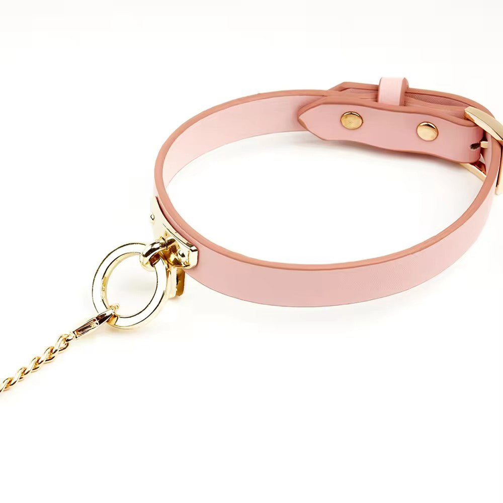 Lesa LovePlay™ GoodGirl din piele naturala, roz, premium, cu lant auriu, BSDM, pentru jocuri de cupluri, zgarda 42 x 1.8 cm, lesa 74.7 cm, 138 g - LovePlay