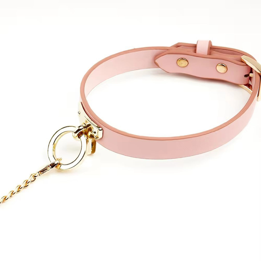 Lesa LovePlay™ GoodGirl din piele naturala, roz, premium, cu lant auriu, BSDM, pentru jocuri de cupluri, zgarda 42 x 1.8 cm, lesa 74.7 cm, 138 g - LovePlay