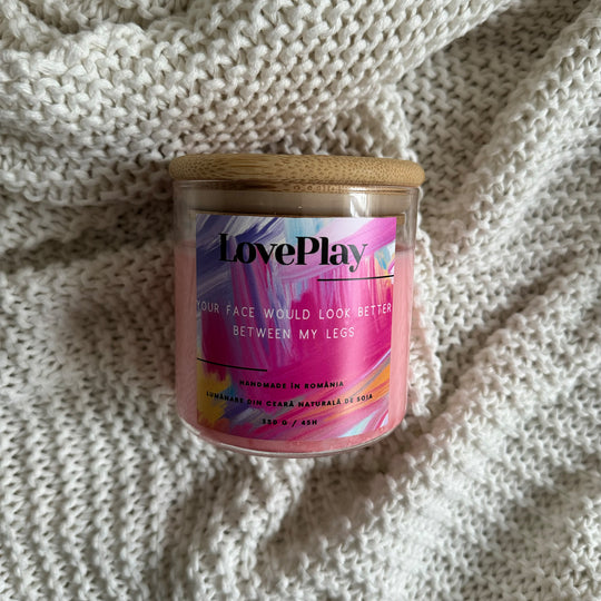 Lumanare parfumata LovePlay SetTheMood, handmade, din ceara naturala de soia, cu text YourFace, cu note de vanilie si cirese, roz, 350 de grame, ardere 45 de ore - LovePlay