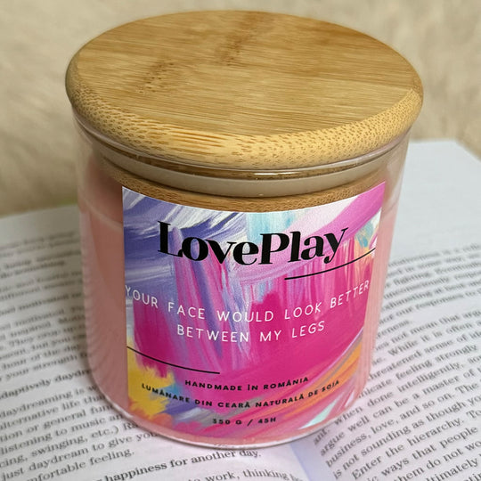 Lumanare parfumata LovePlay SetTheMood, handmade, din ceara naturala de soia, cu text YourFace, cu note de vanilie si cirese, roz, 350 de grame, ardere 45 de ore - LovePlay