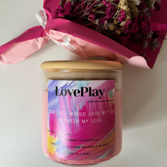Lumanare parfumata LovePlay SetTheMood, handmade, din ceara naturala de soia, cu text YourFace, cu note de vanilie si cirese, roz, 350 de grame, ardere 45 de ore - LovePlay