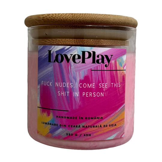 Lumanare parfumata LovePlay SetTheMood, handmade, din ceara naturala de soia, cu text Nudes, cu note de vanilie si cirese, roz, 350 de grame, ardere 45 de ore - LovePlay