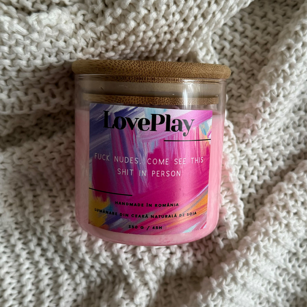 Lumanare parfumata LovePlay SetTheMood, handmade, din ceara naturala de soia, cu text Nudes, cu note de vanilie si cirese, roz, 350 de grame, ardere 45 de ore - LovePlay