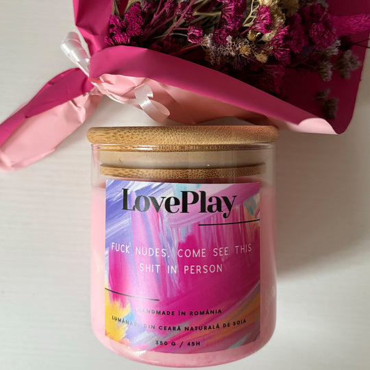 Lumanare parfumata LovePlay SetTheMood, handmade, din ceara naturala de soia, cu text Nudes, cu note de vanilie si cirese, roz, 350 de grame, ardere 45 de ore - LovePlay